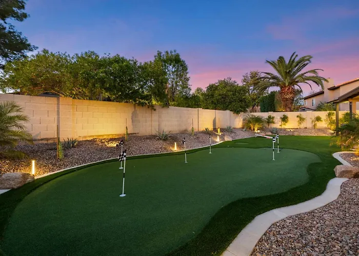Backyard Bliss - Firepit Putt Play Pool & Holiday home Phoenix