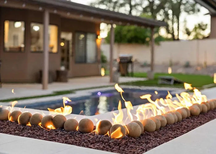Holiday home Backyard Bliss - Firepit Putt Play Pool & Phoenix